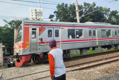 Di Antara Deru KRL dan Sunyi Pengabdian, Kisah Penjaga Palang Pintu Rel di Poris Gaga Baru