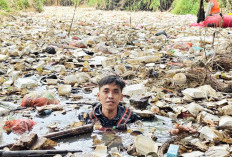 Banyak Sampah Rumah Tangga di Sungai