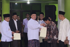 Menteri ATR Serahkan 13 Sertifikat Tanah, Tanah Wakaf Rawan Jadi Konflik