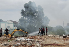 Butuh 6 Jam Padamkan Kebakaran Tumpukan Sampah di Ciputat