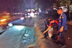Mobil Tanki Minyak Bocor, Banyak Pengendara Motor Terjatuh