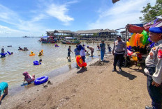 Personel Polsek Pantau Wisatawan Tanjung Kait
