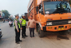 Bikin Macet, Polsek Pasar Kemis Tertibkan Truk Parkir di Bahu Jalan