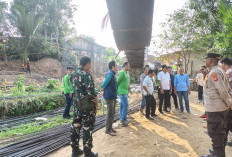Anggota DPR Bangun Jembatan Gantung