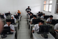 SMPN 1 Sukamulya Belajar Jelang TKA, Siswa Bisa Gunakan HP