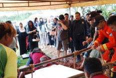 Damkar Bantu Proses Pemakaman Pria Obesitas