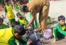 SDN Pasir Gintung Ajarkan Siswa Cara Menanam