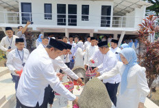 Bupati Serang Ziarah ke Makam KH Syamun, Sebut Pembangunan Terus Bergerak Maju