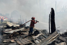 Lapak Kayu dan Limbah Ban di Perum Cibodas Ludes Terbakar