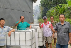 Pemdes Suradita Serahkan Peralatan dan Bibit Lele, Dorong Kemandirian Ekonomi Warga