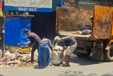 Dedikasi Tanpa Batas Pasukan Oranye, Melihat Kiprah Petugas Kebersihan Kecamatan Pasar Kemis