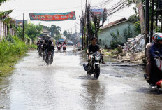 Banjir Berangsur-angsur Surut, Masih Ada Genangan di Sejumlah Titik Jalan Raya Pasar Kemis-Rajeg