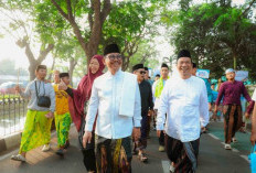 Ribuan Warga Antusias Ikut Jalan Sarungan