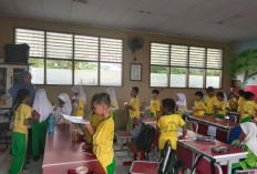 Upaya Kreatif Guru SDN Sukasari 7 Kota Tangerang, Bangkitkan Semangat Berlajar dengan Berbagi Kue Lebaran 