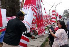 Penjual Bendera dan Pernak-pernik HUT RI Mulai Bermunculan, Lesu, Raup Rp500 Ribu Perhari