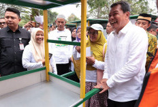 Bupati Tangerang Salurkan 80 Gerobak Usaha, Mustahik Didorong Mandiri