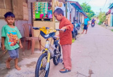 Menjenguk Afwan Faizi di Kampung Benyawakan Pasca Operasi Tumor, Senyum Afwan Menerima Sepeda Impian