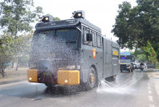 Dampak Abu Vulkanik GAK, Water Canon Bersihkan Puspemkab Tangerang