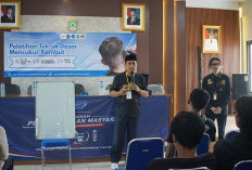 Warga Karangsari Dilatih Cukur Rambut 