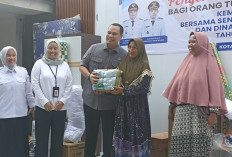 Orang Tua Siswa Sekolah Rakyat Terima Bantuan