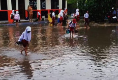 Tetap Semangat Diguyur Hujan Meski Halaman Sekolah Tergenang, Kepsek: Siswa SDN Pagenjahan Tangguh