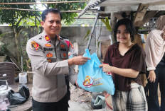 Polsek Cisauk Bagikan Sembako untuk Mahasiswa Perantau