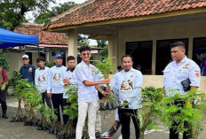 Karang Taruna Mauk Hijaukan TPA Jatiwaringin