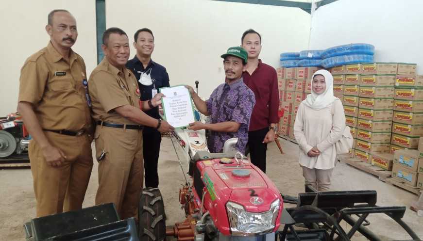 Peduli, Petani di Tangerang Dapat Bantuan Traktor dan Pompa Air