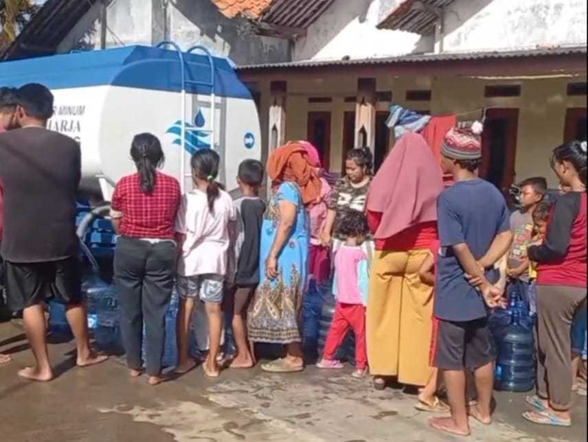 Warga Kampung Pulo Dapat Kiriman Air Berisih