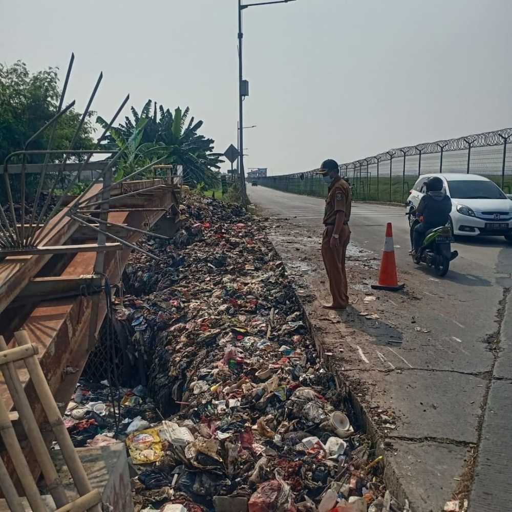 Warga yang Melintas Buang Sampah Sembarangan di Pinggir Jalan