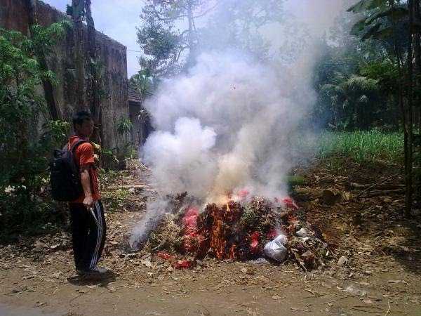 Camat Zam Zam: Jangan Asal Bakar Sampah