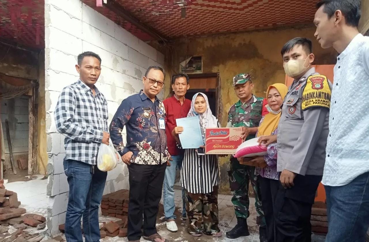 Camat Pakuhaji Bantu Pemilik Rumah yang Ambruk