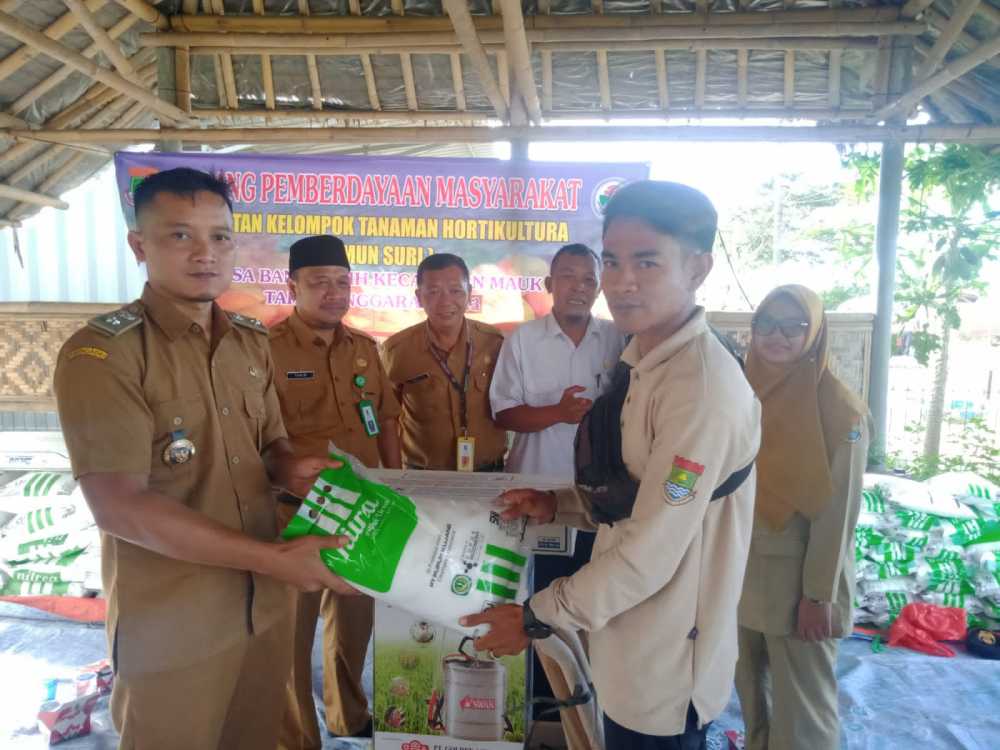 Petani Timun Suri Dapat Bantuan Mesin dan Pupuk