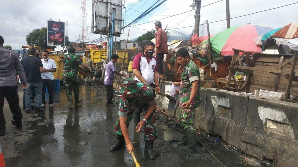 Mengganggu, Sampah Depan Pasar Baros Dipindah