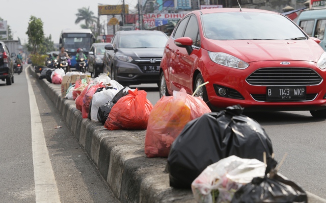 Trotoar Jadi Pembuangan Sampah