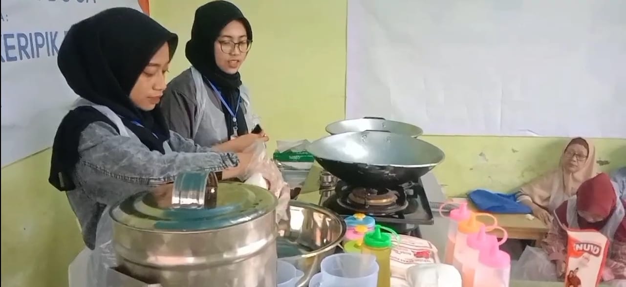 Warga Tegal Kunir Dilatih Bikin Kripik Bayam