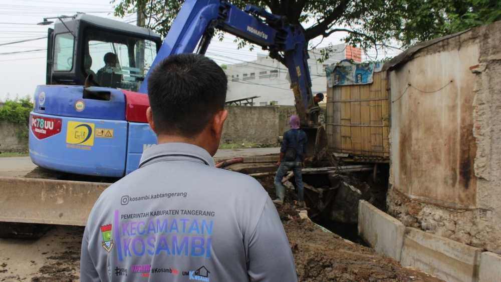 Camat Kosambi Sikat Bangli yang Dibangun di Atas Saluran Air