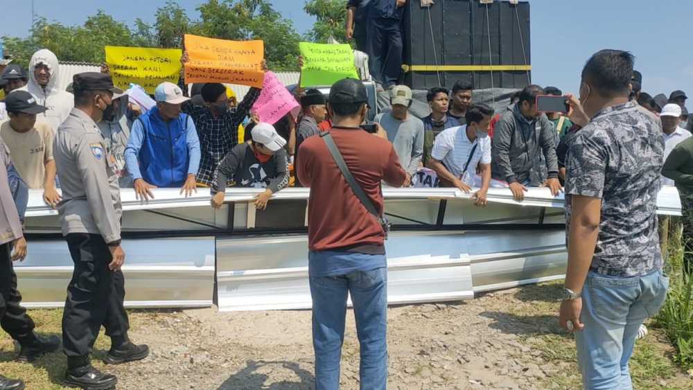 Warga Tutup Paksa Pintu Masuk dengan Spandek, Padi Padi Picnic Disegel