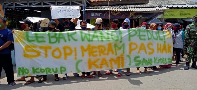 Massa ‘Geruduk’ Kantor Desa Lebak Wangi