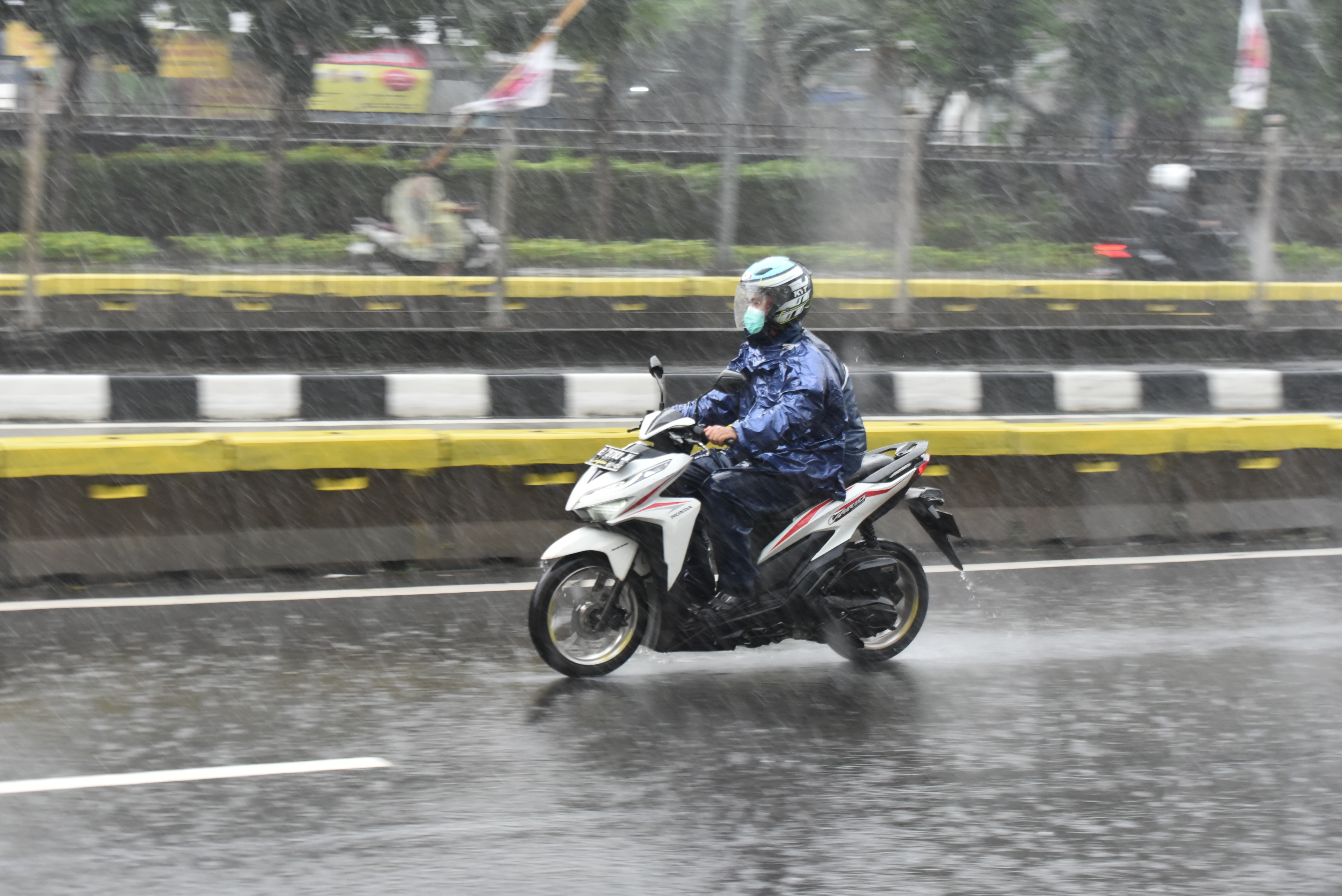 Wahana Honda Bagikan Tips Aman Berkendara di Musim Hujan