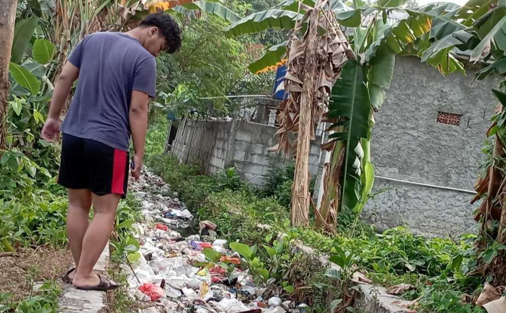 Warga Rangkasbitung Keluhkan Tumpukan Sampah di Saluran Air