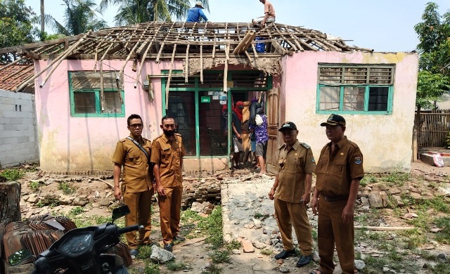 Ditengah Pandemi Covid-19, Warga Swadaya Bangun Rumah Ramin