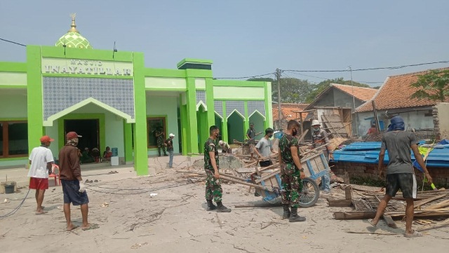 Babinsa Koramil 09/Mauk Bantu Warga Bangun Masjid Inayatillah