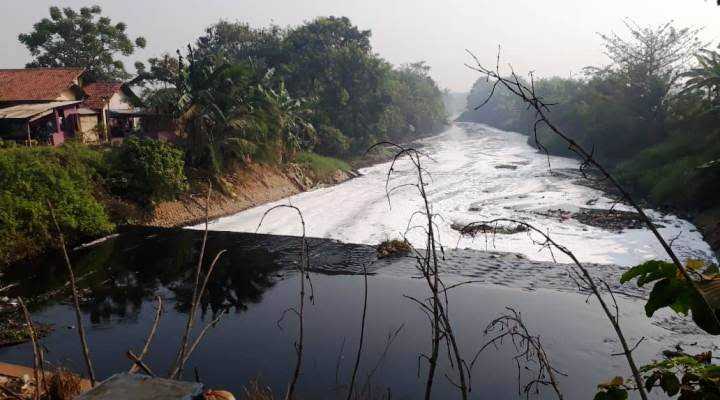 Pencemaran Menahun, DLHK Lempar Tanggungjawab Soal Sungai Cirarab