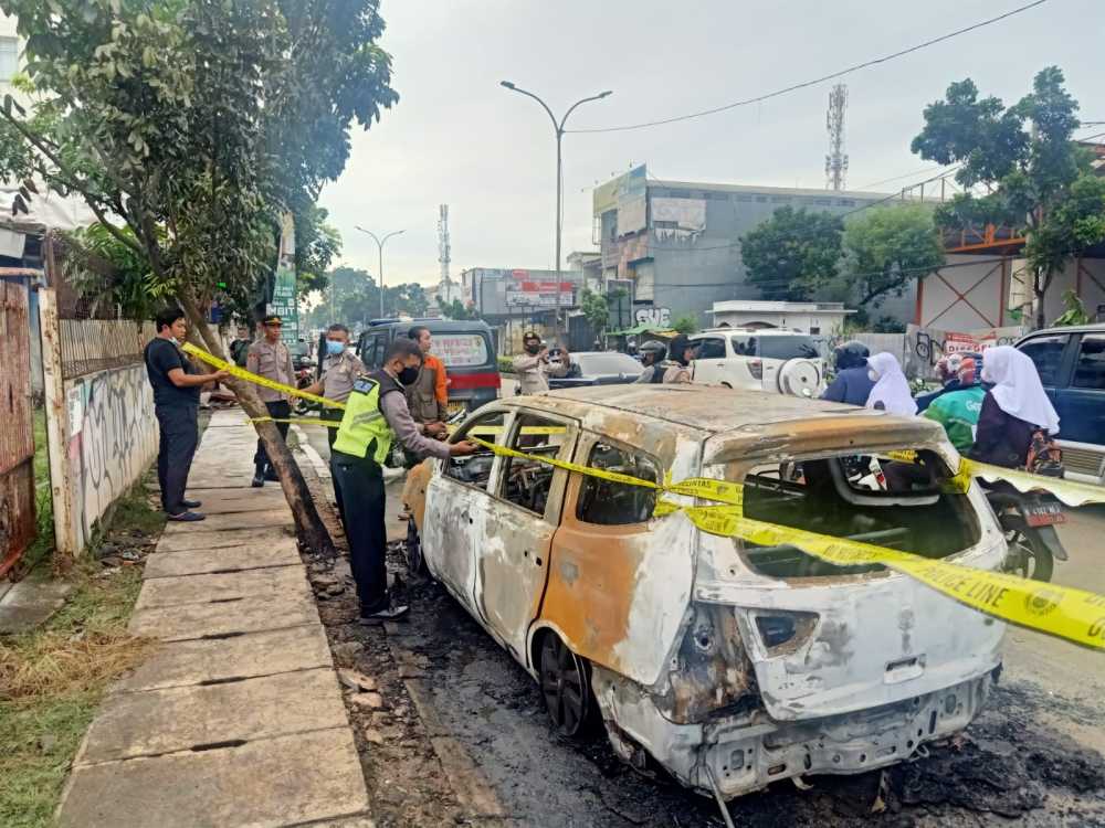 Diduga Karena Korsleting Listrik, Mobil Grand Livina Ludes Terbakar