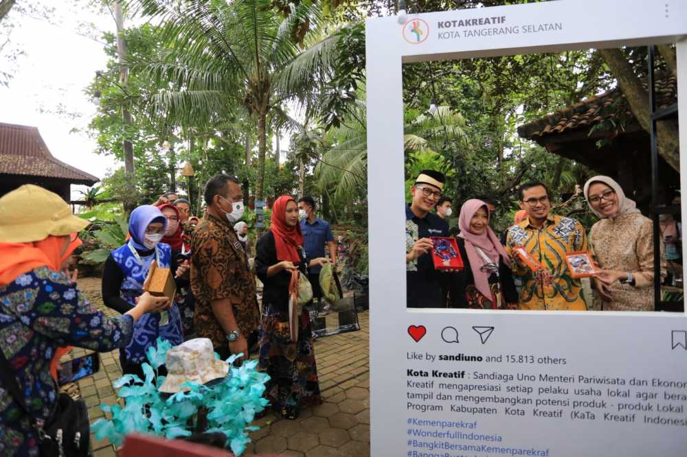 Pelaku UKM Berebut Foto Endorse dengan Sandiaga Uno