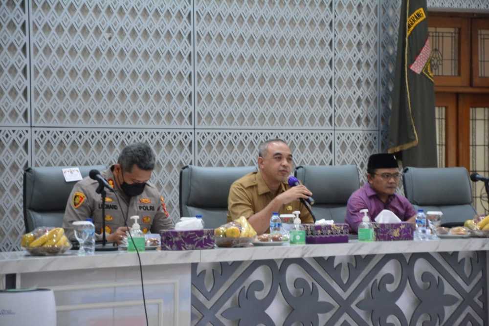 Bahas Sembako Jelang Idul Adha  , Bupati Zaki Rapat Bersama Forkopimda