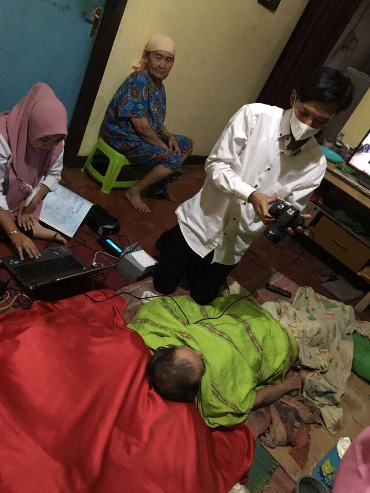 Jemput Bola, Kecamatan Legok Terjunkan Tim Perekaman e-KTP Warga Stroke