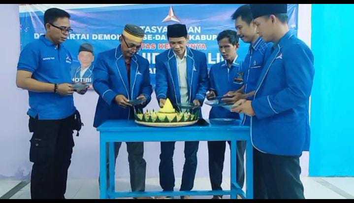 Demokrat Gelar Syukuran, Potong Tumpeng Usai WH Keluar Partai