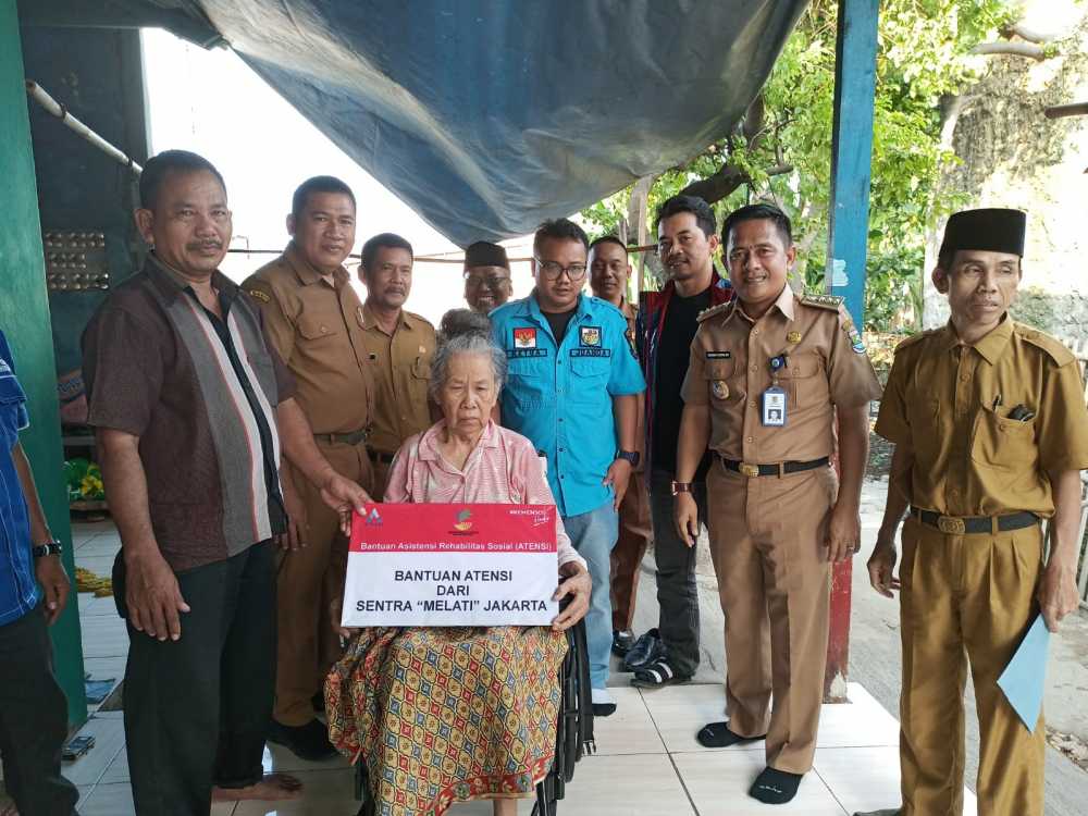 DPD KNPI Kabupaten Tangerang Salurkan Kursi Roda ke Lansia Lumpuh di Kosambi